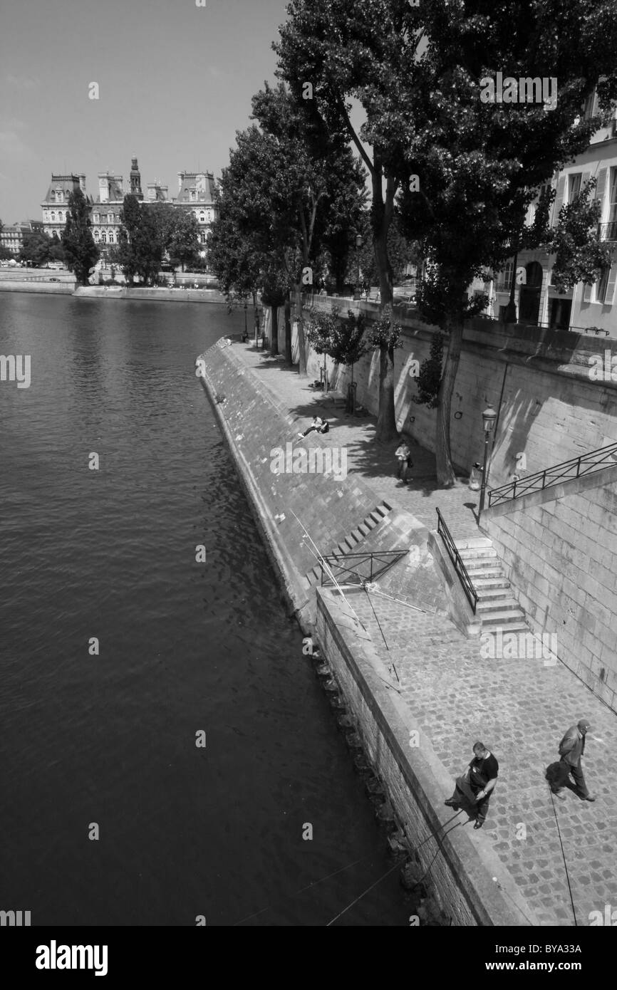 Une scène parisienne traditionnelle - vue sur Quai d'Orléans, l'Ile St-Louis (une île sur la Seine) du pont Saint-Louis Banque D'Images