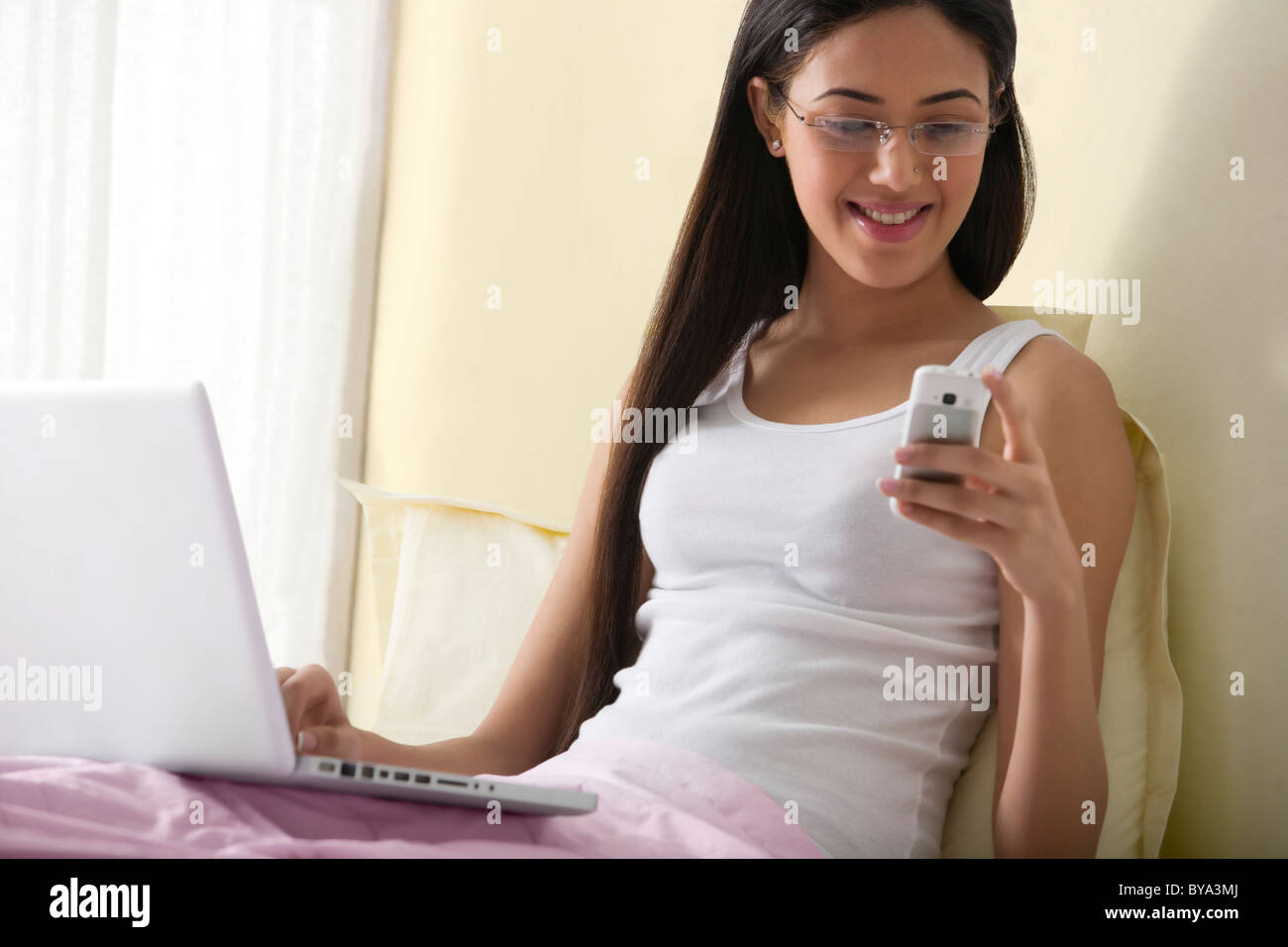 Girl un sms Banque D'Images