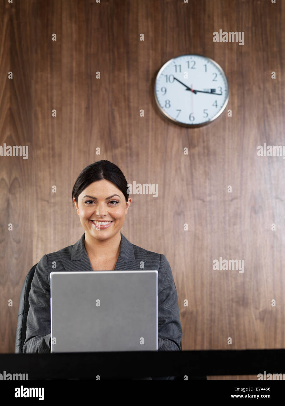 Femme d'affaires au bureau avec ordinateur Banque D'Images