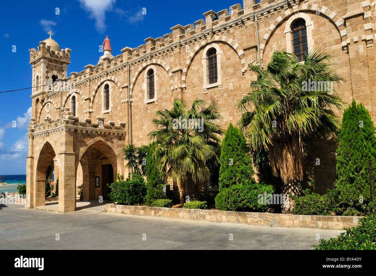 L'Eglise Maronite historique à la côte méditerranéenne de Batroun, Liban, Moyen-Orient, Asie de l'Ouest Banque D'Images