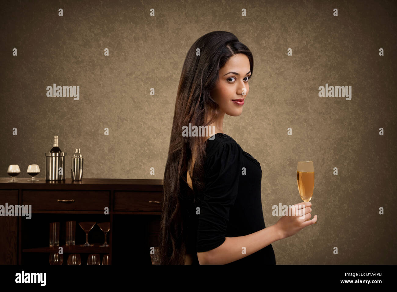Jeune femme tenant un verre de vin Banque D'Images