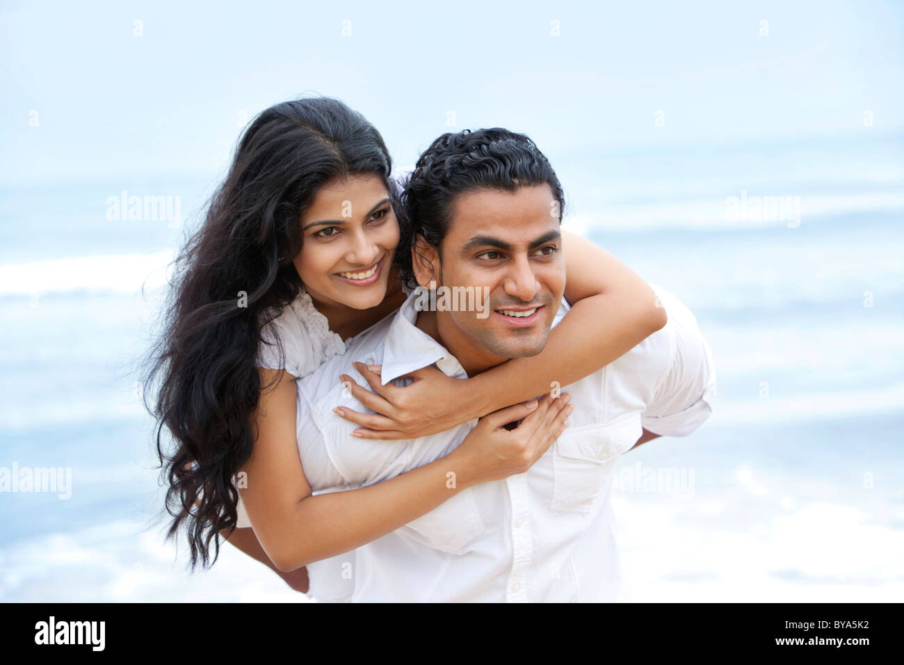 Couple sur une plage Banque D'Images