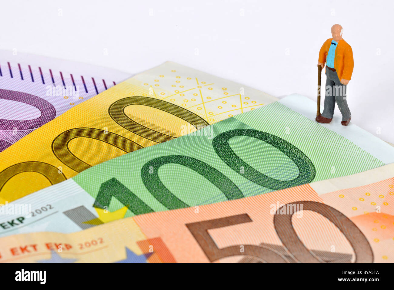 Du Prince, le pensionné debout sur les billets en euros, à l'image symbolique, la retraite du Régime de pensions Banque D'Images