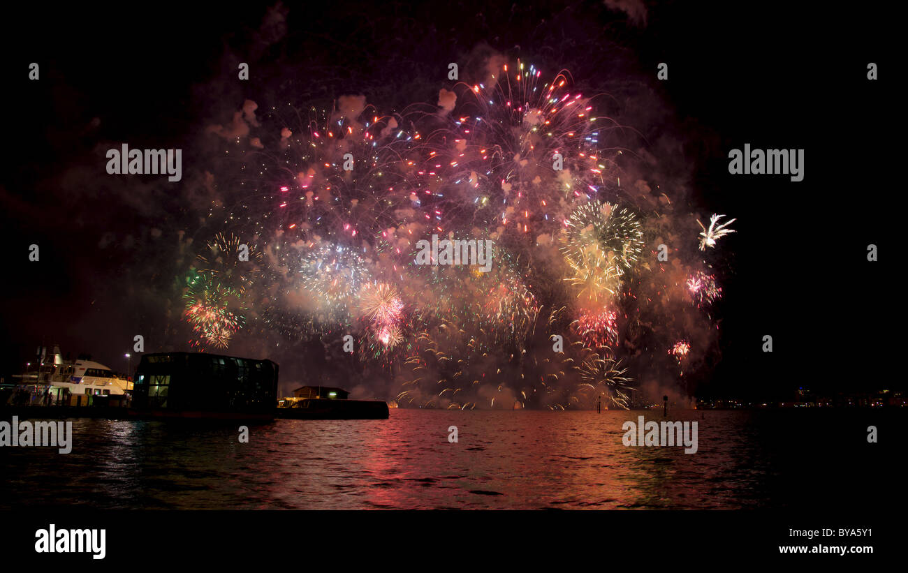 D'artifice célébrant l'Australie Jour exploser sur la rivière Swan à Perth, Australie occidentale. Banque D'Images
