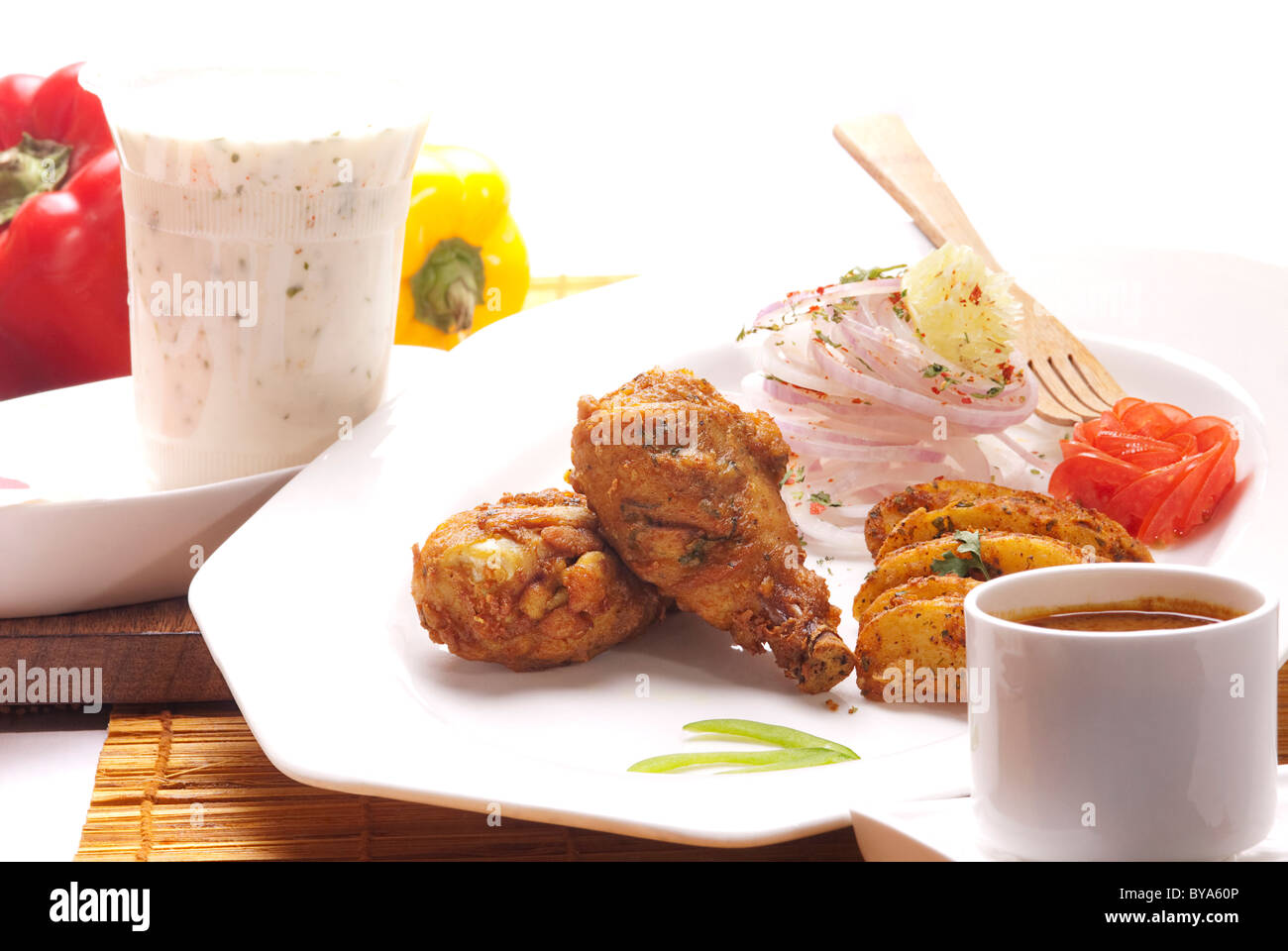 Du poulet tandoori avec raita Banque D'Images