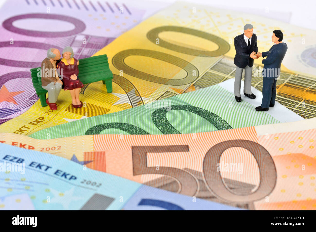Univers miniatures, les retraités assis sur un banc sur les billets en euros, les hommes d'affaires, politiciens, image symbolique de la pension de retraite, Banque D'Images