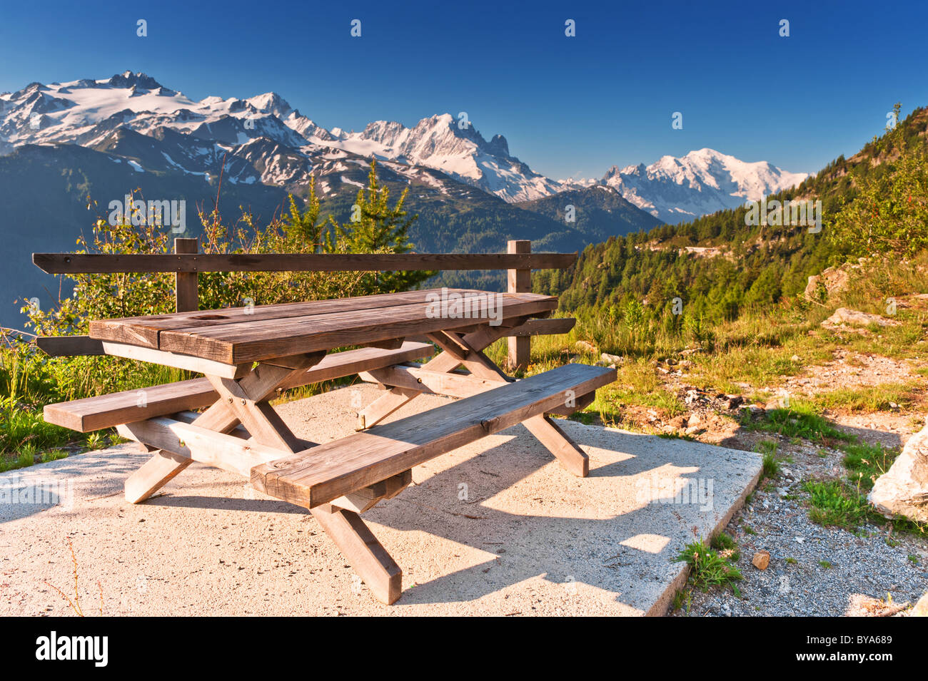 Table de pique-nique et des bancs dans les montagnes. Alpes Suisses, destination touristique populaire. Banque D'Images