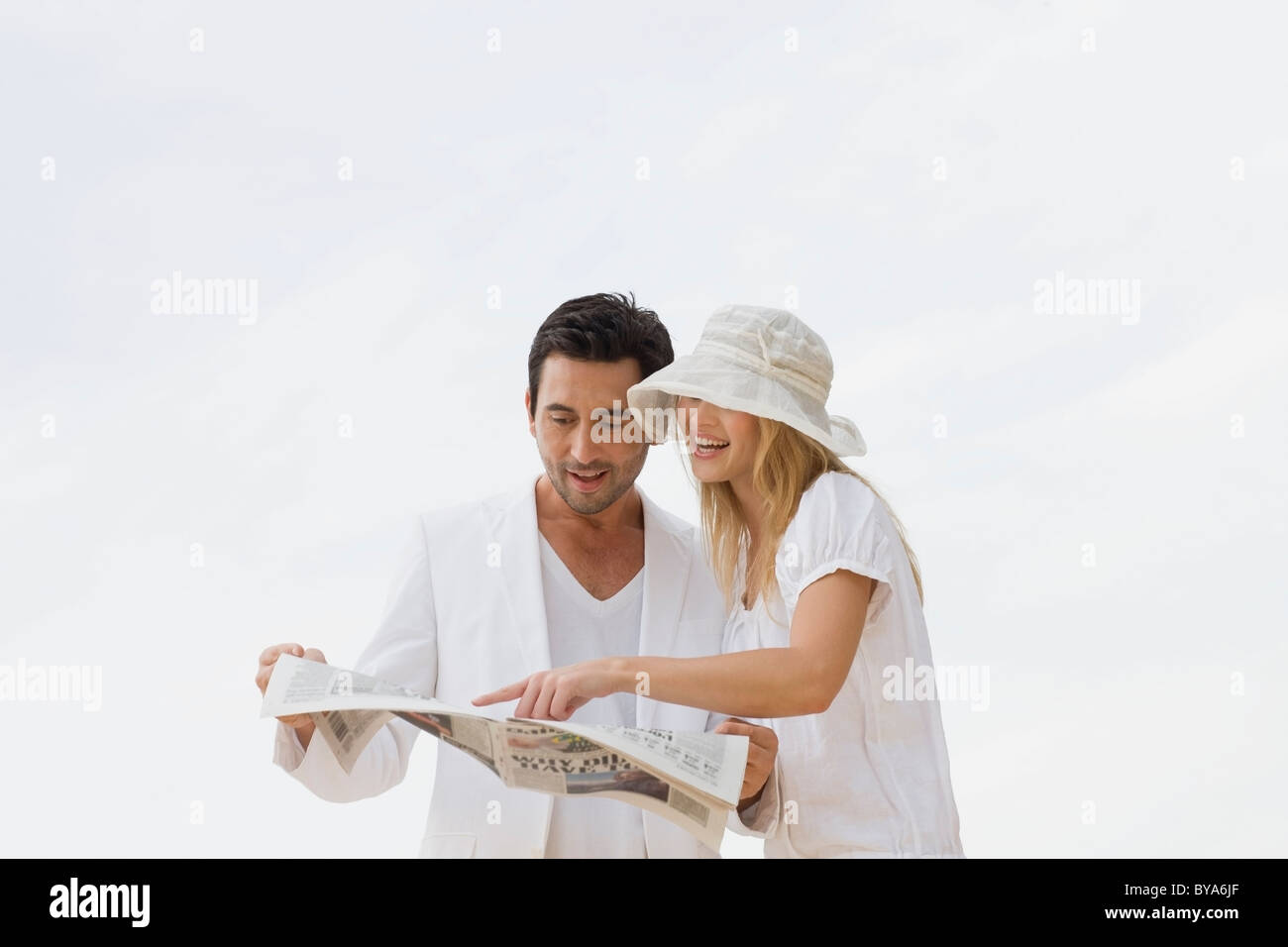 Couple reading newspaper Banque D'Images