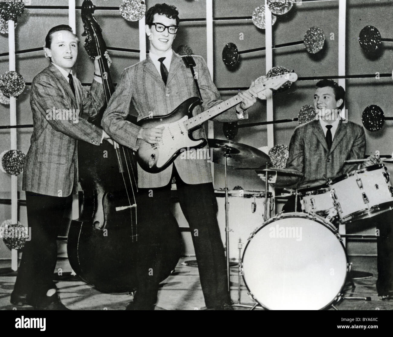 BUDDY HOLLY ET LES GRILLONS--nous groupe pop à propos de 1957.à partir de la gauche : Joe Mauldin, Buddy Holly et Jerry Allison Banque D'Images