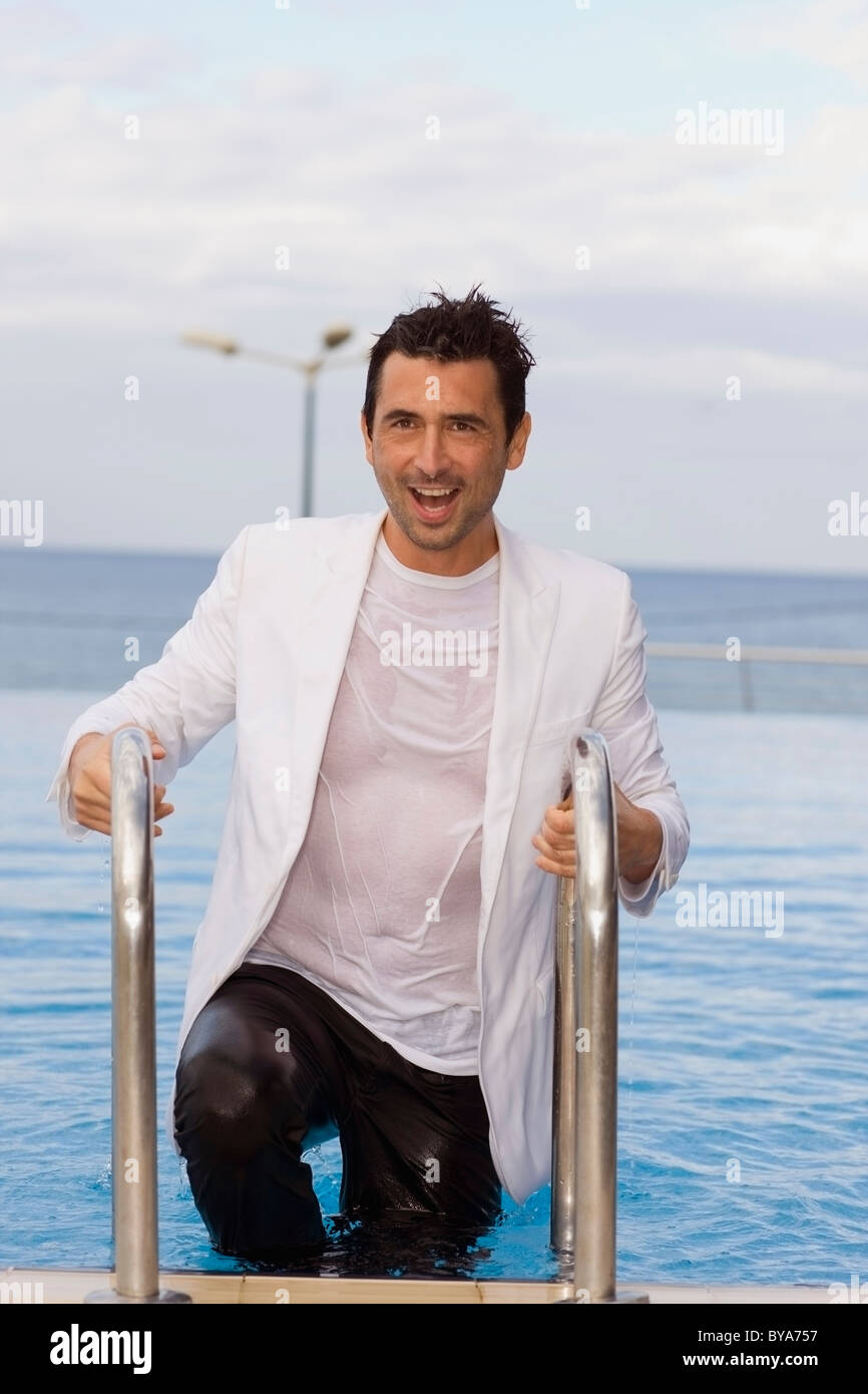 L'homme sortant de la piscine Banque D'Images