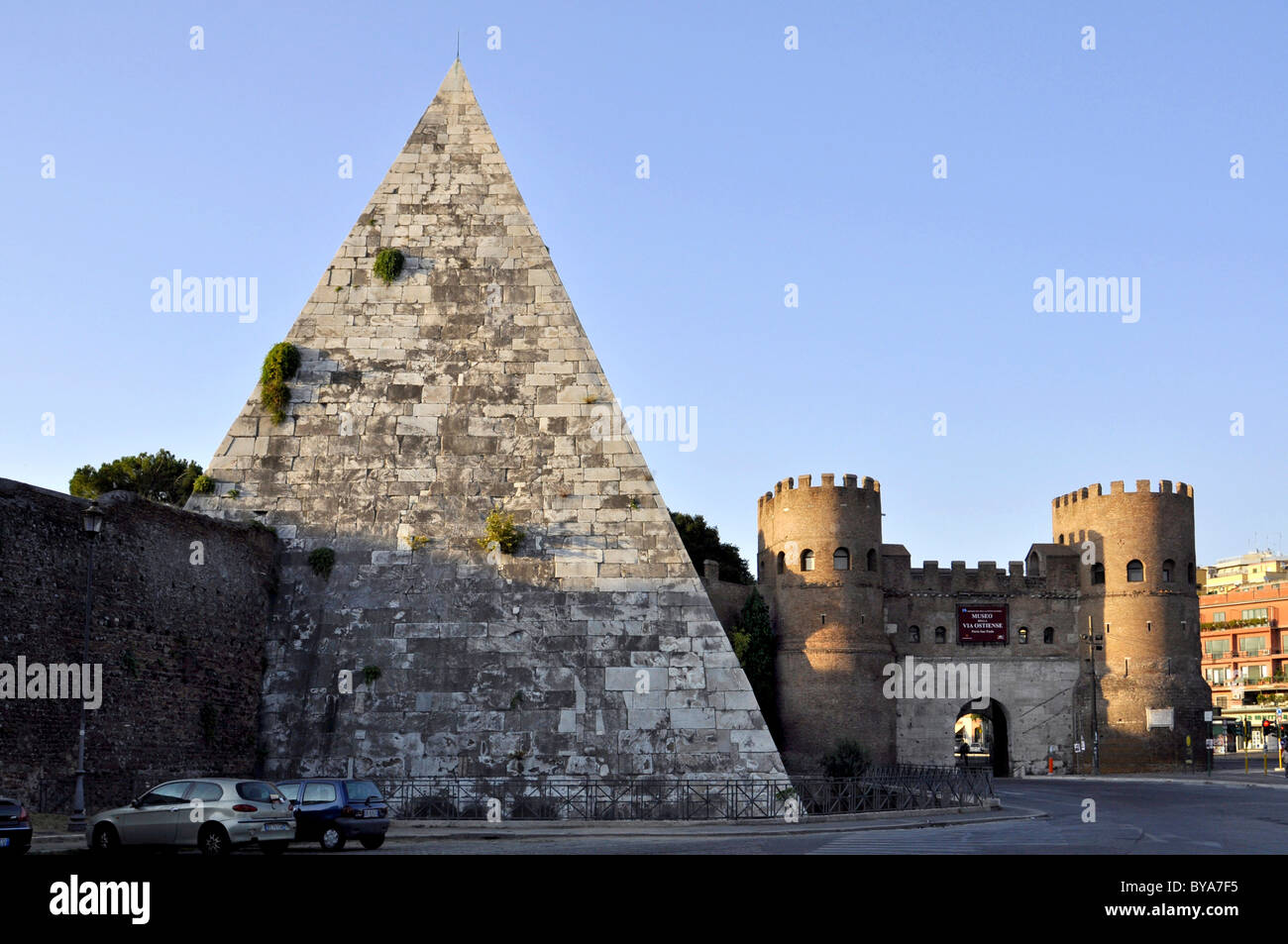 Pyramide de Cestius, Porta San Paolo, Via Ostiense, Rome, Latium, Italie, Europe Banque D'Images