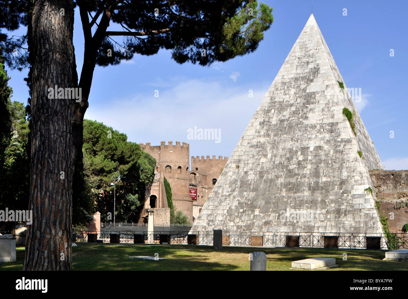 Porta San Paolo, Pyramide de Cestius, Ponte Cestio Cimetière Campo, Rome, Latium, Italie, Europe Banque D'Images