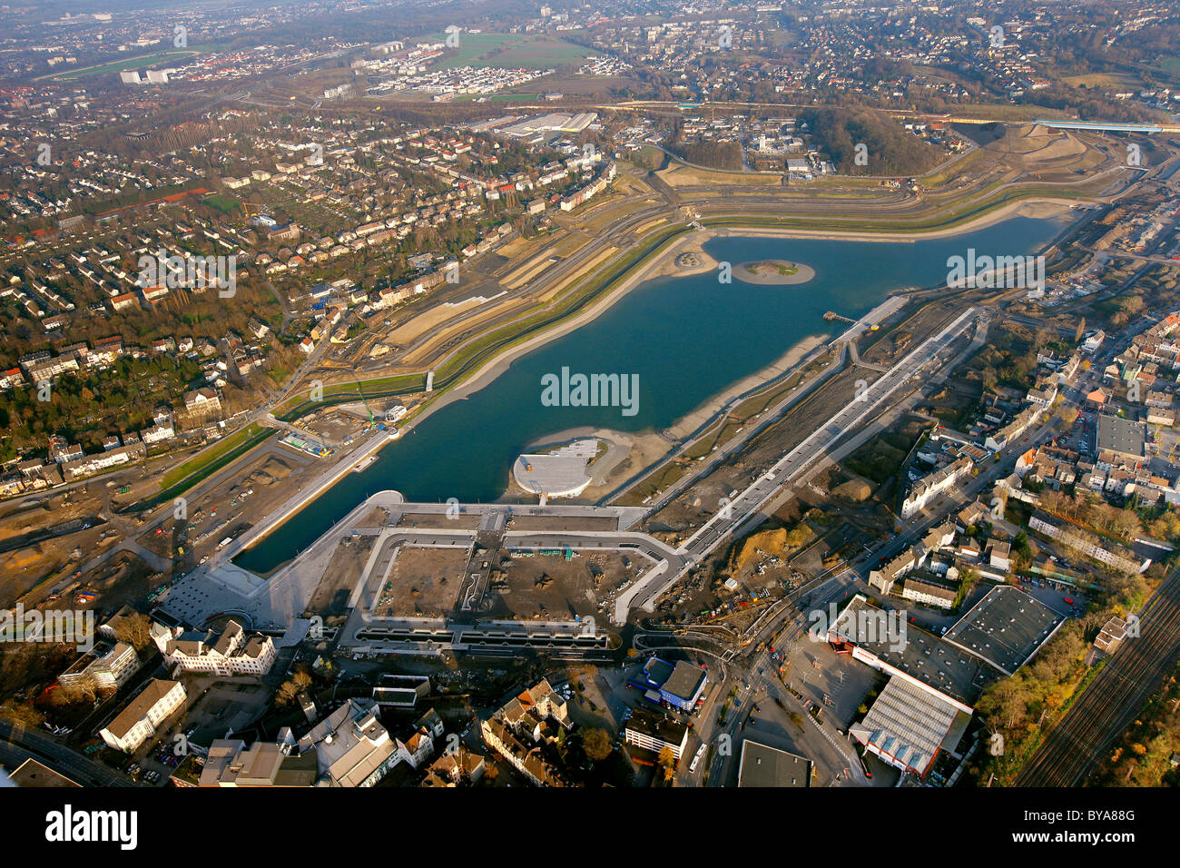 Vue aérienne, de la rivière Emscher, ancien site de l'usine sidérurgique de Hoesch Phoenix Dortmund, Hoerde learly Phoenix-See complète sur le lac Banque D'Images