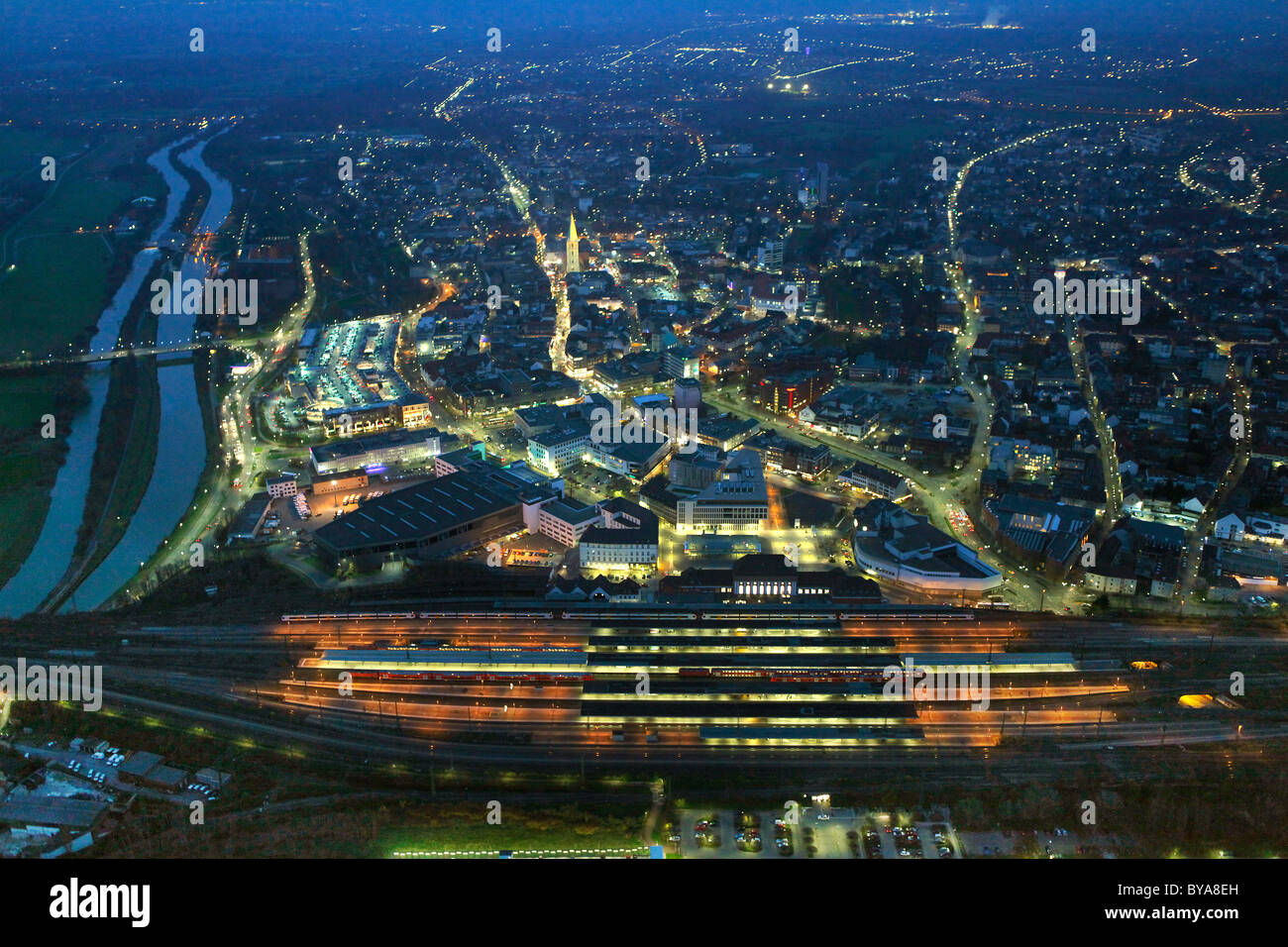 Vue aérienne de la gare centrale, la nuit, Heinrich von Kleist-Forum, Hamm, région de la Ruhr, Rhénanie du Nord-Westphalie Banque D'Images