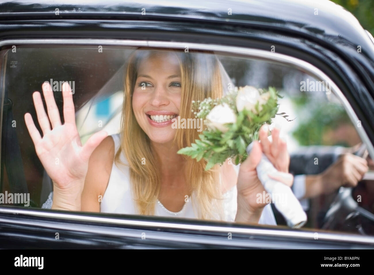 Mariée en voiture Banque D'Images