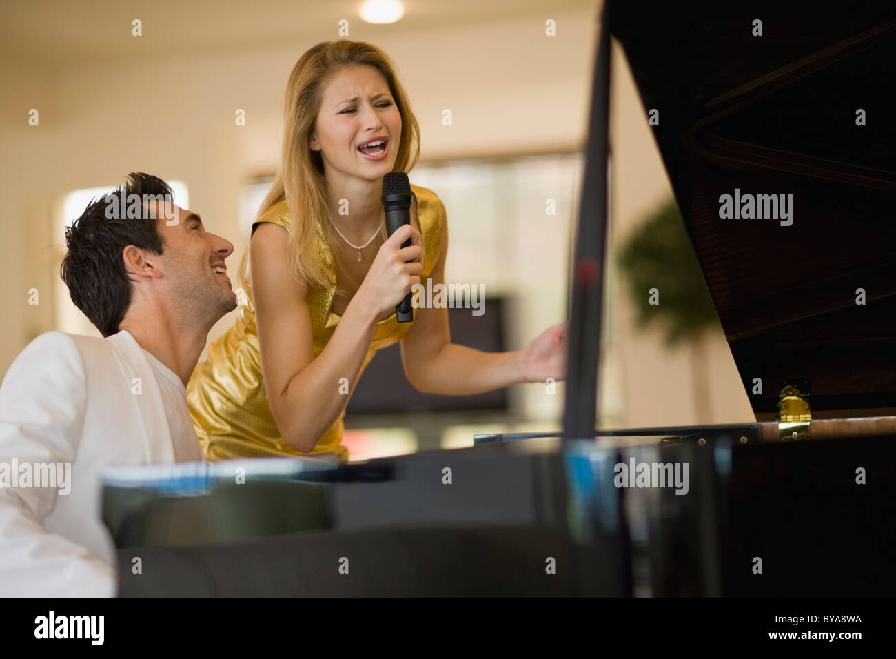 Fille qui chante Banque D'Images