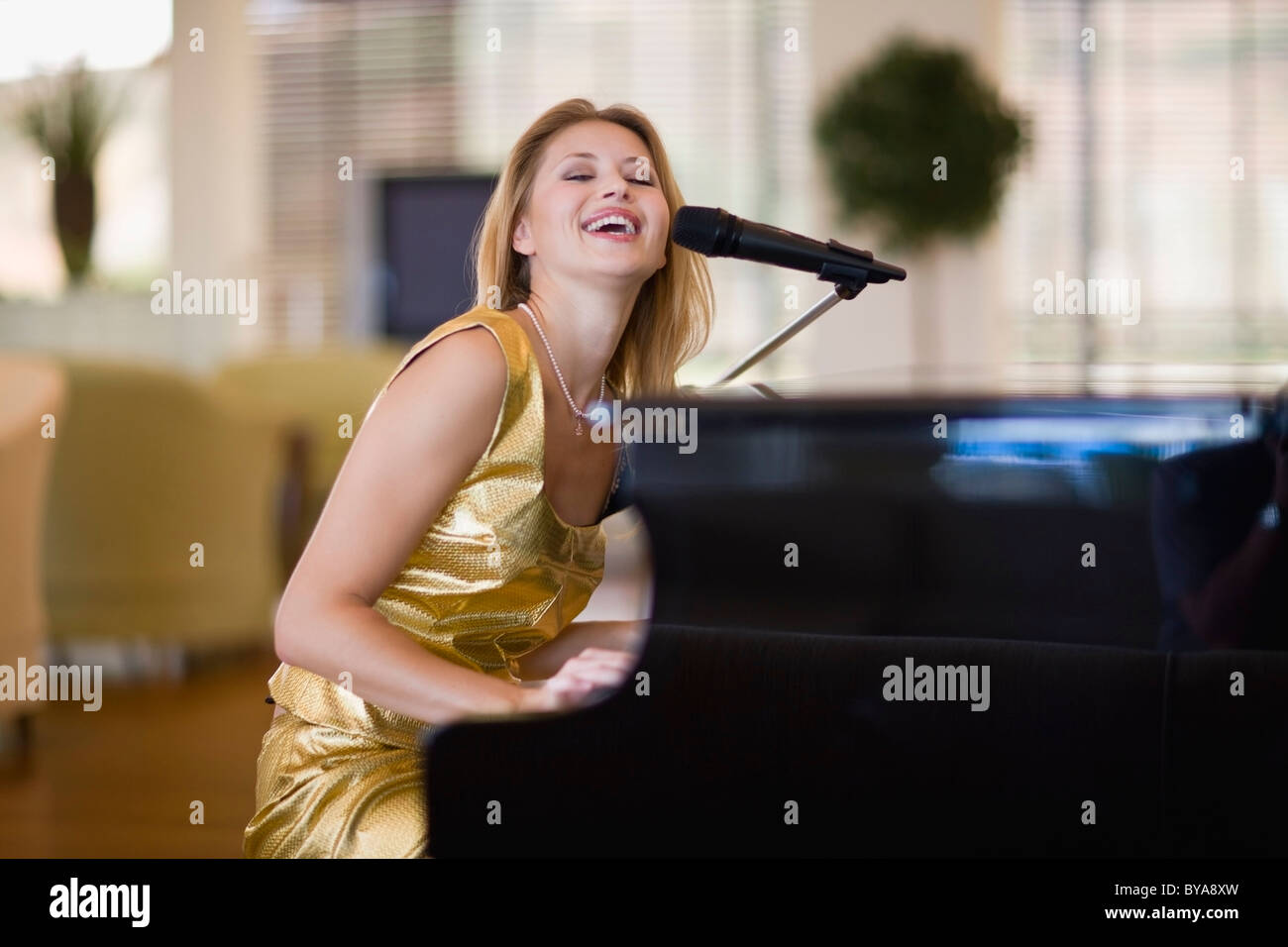 Jeune fille jouant du piano Banque D'Images