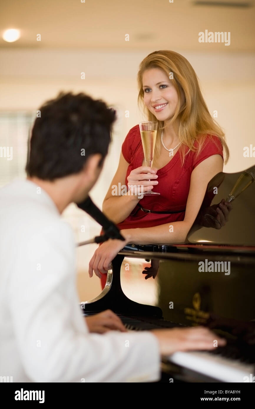 Girl leaning on piano Banque D'Images
