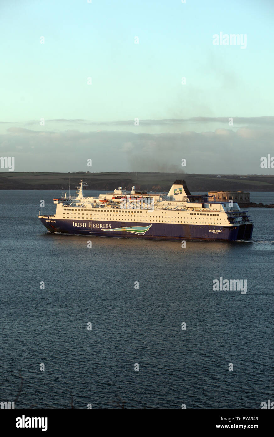 Navire à passagers Ferries irlandais Oscar Wilde au départ de Pembroke Dock, comme vu de l'Équerre, Pembrokeshire Banque D'Images