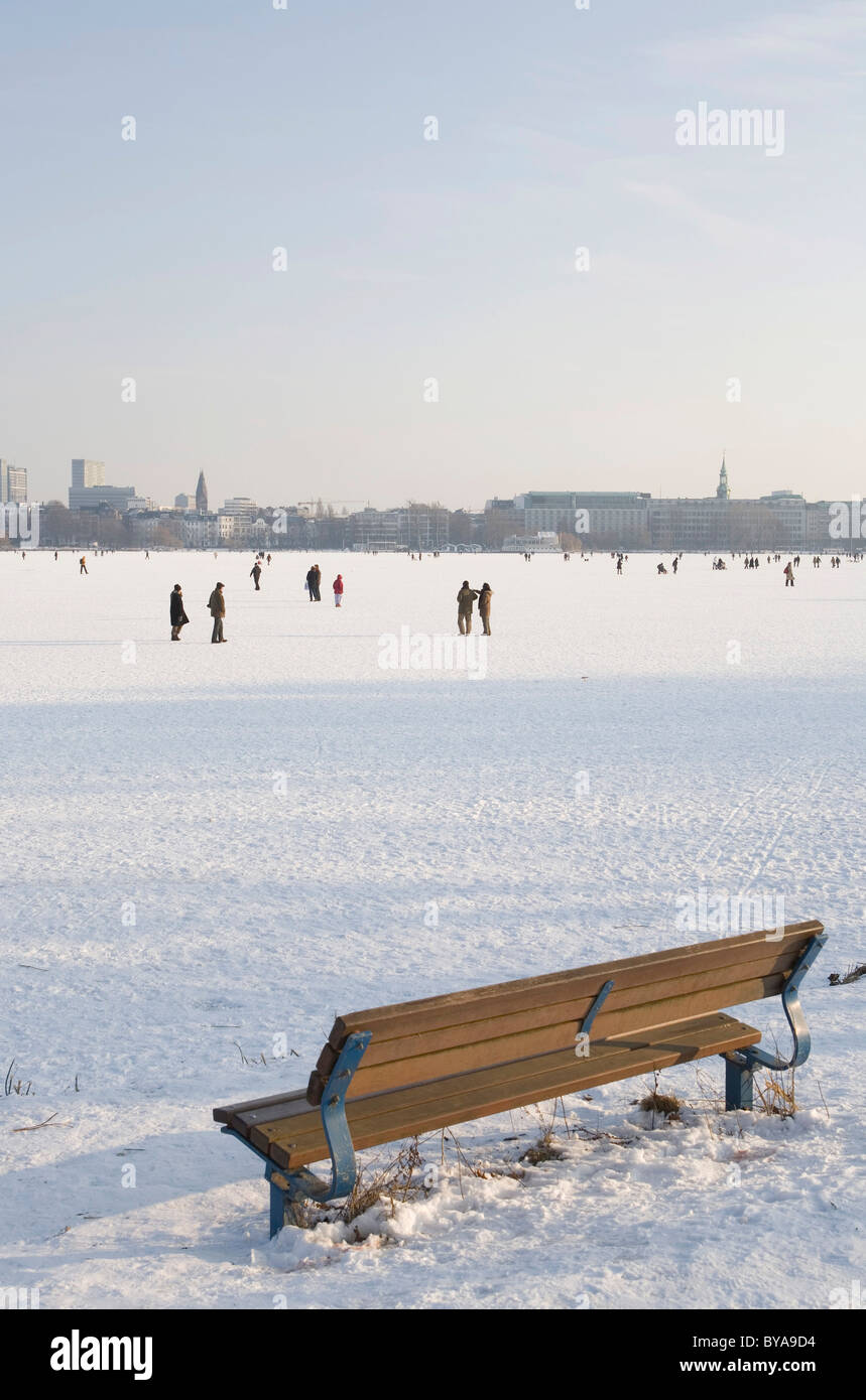 Audience à l'Aussenalster congelé ou extérieure Lac Alster, Hamburg, Germany, Europe Banque D'Images