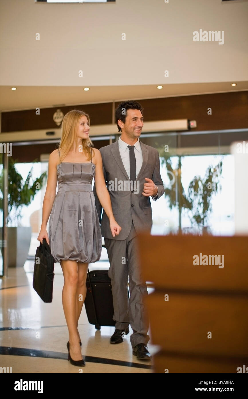 Couple arrivant à l'hôtel Banque D'Images