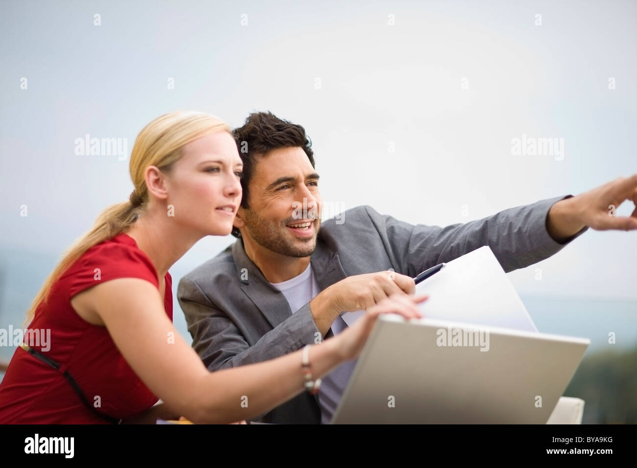 Man and Woman talking Banque D'Images