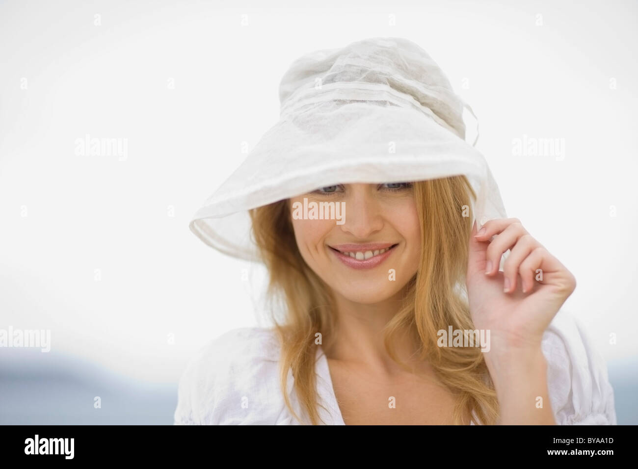 Femme souriante avec chapeau Banque D'Images