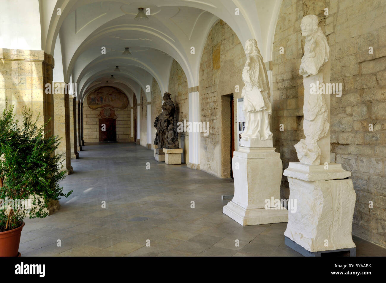 Statues de saints baroques, cloître, Cour Paradis, le monastère de Strahov, Prague, la Bohême, République Tchèque, Europe Banque D'Images