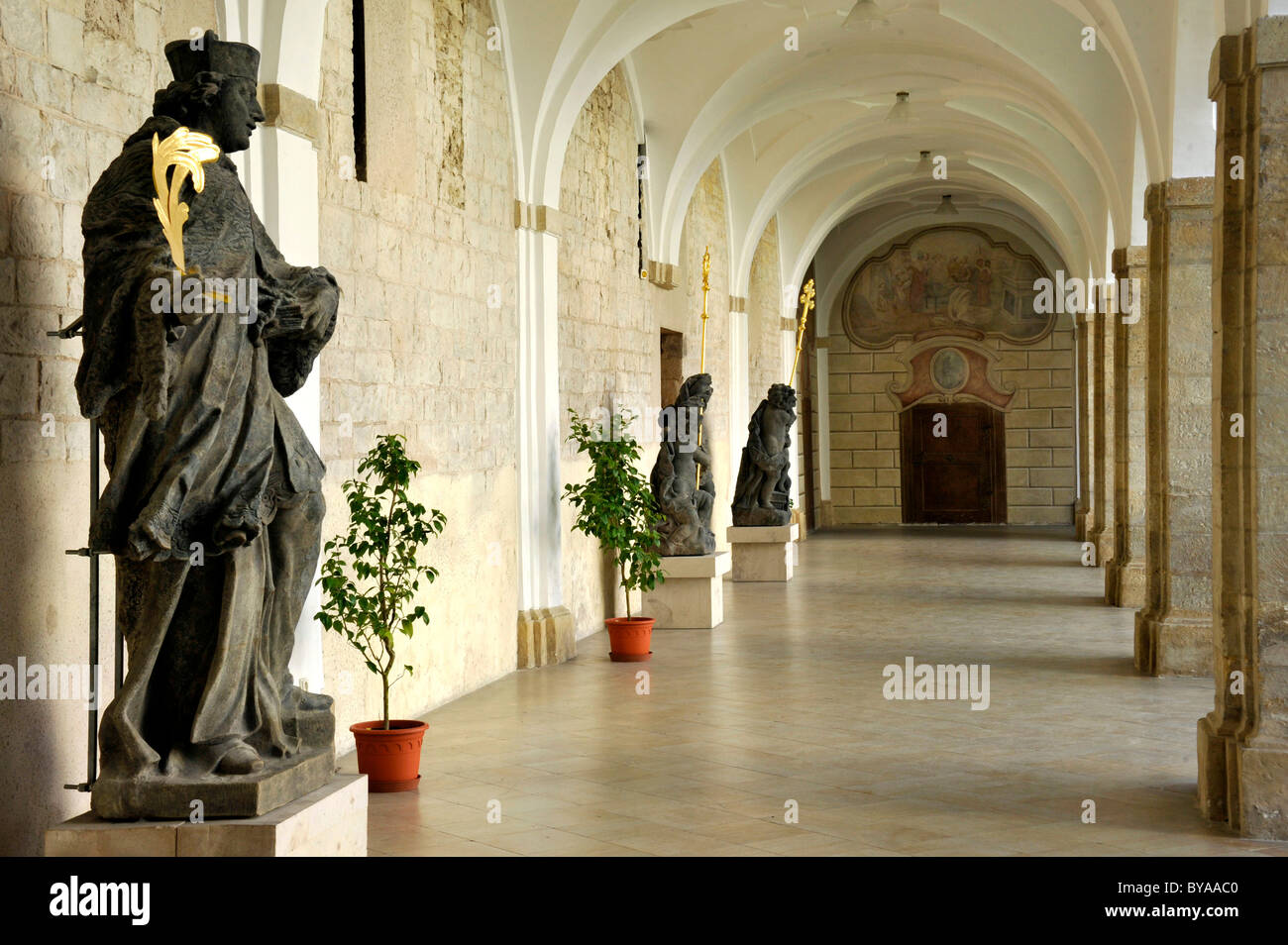 Statues de saints baroques, fresco par Nosecký Siard, cloître, Cour Paradis, le monastère de Strahov, Prague, la bohême Banque D'Images