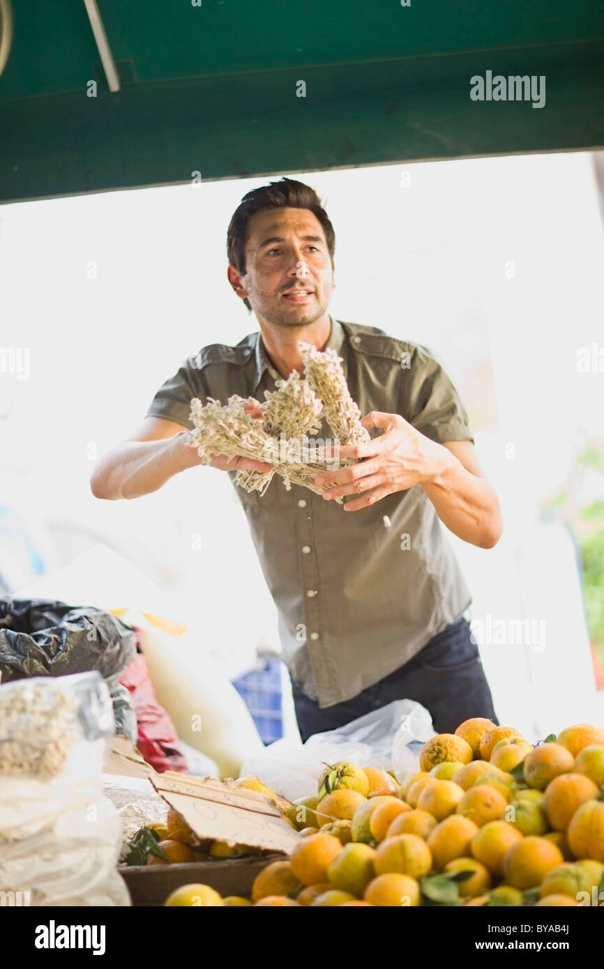 L'homme fruits vente Banque D'Images