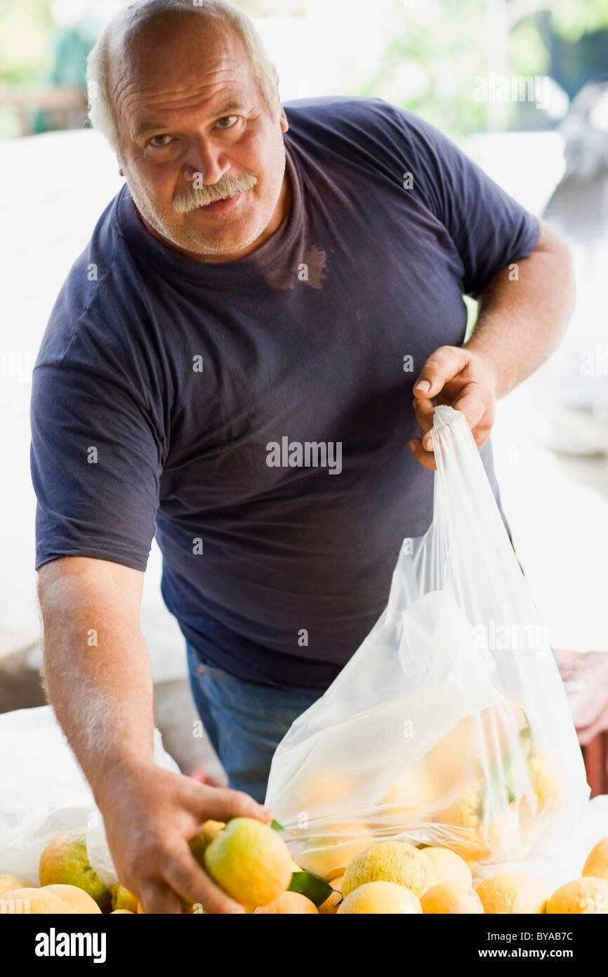 Man selling oranges Banque D'Images