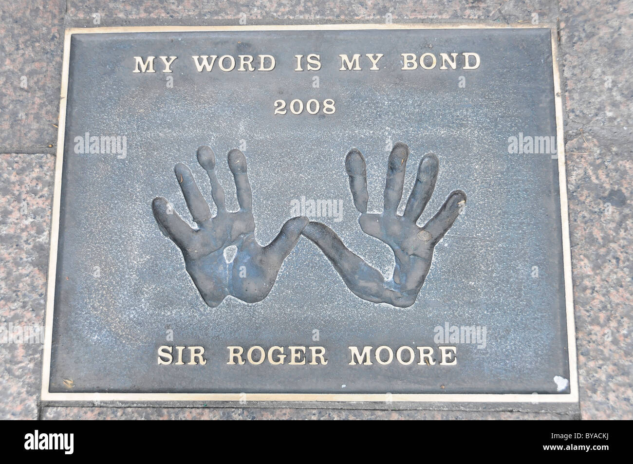 Sir Roger Moore, empreintes, Leicester Square, Londres, Angleterre, Royaume-Uni, Europe Banque D'Images