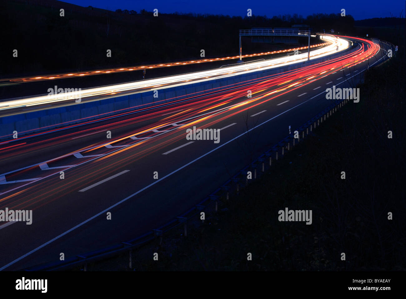 L'autoroute A6 près de Weinsberg la nuit, Bade-Wurtemberg, Allemagne, Europe Banque D'Images