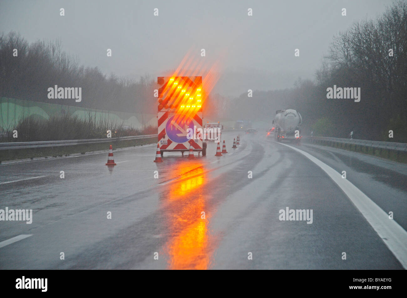 Le panneau de signalisation lumineuse, les travaux routiers, la route de diversion, signe, pluie, brouillard, mauvais temps, mauvaise visibilité, trafic, une autoroute a 45 Banque D'Images