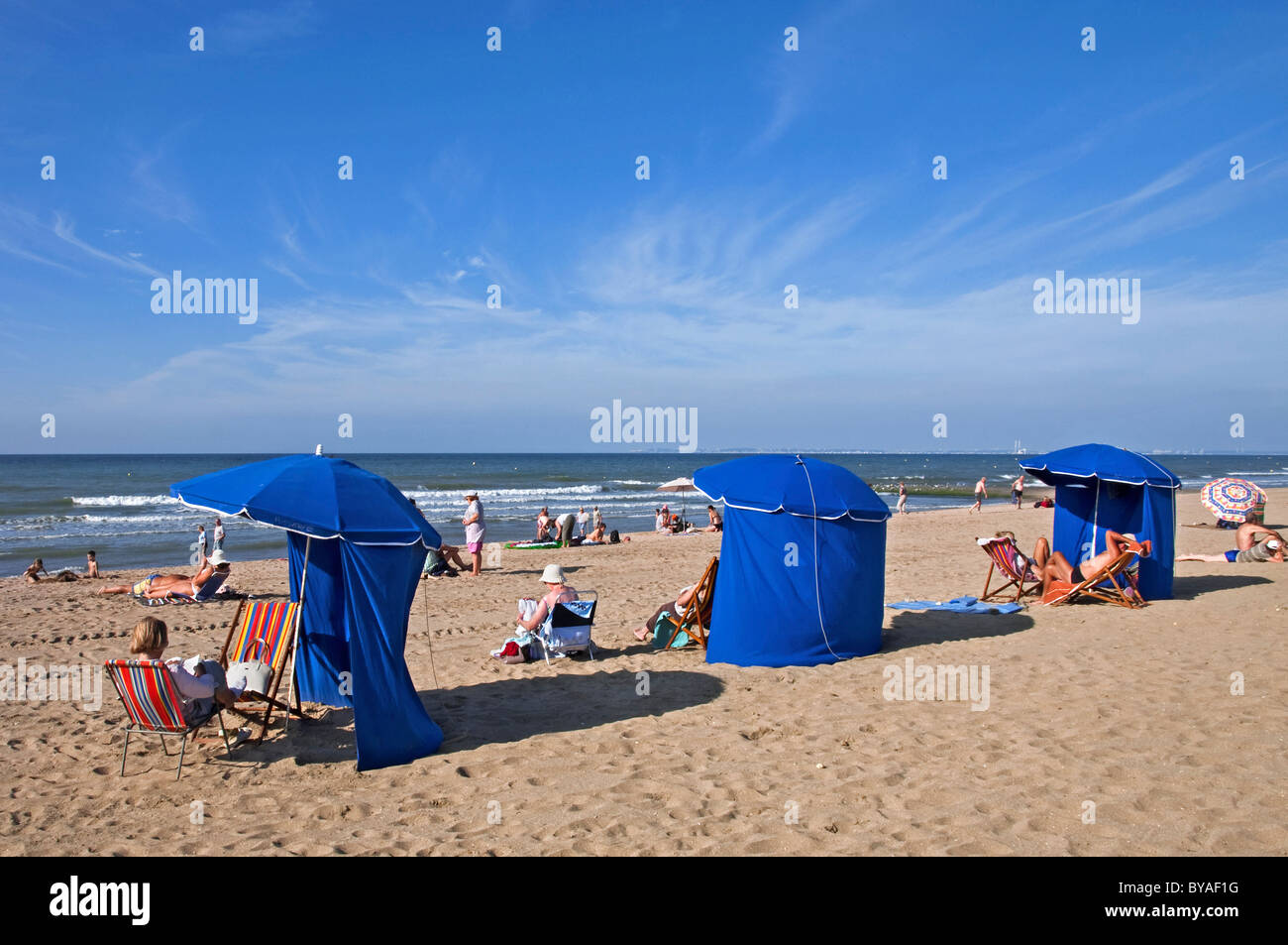 Des Parasols Et Bains De Soleil Bleu Les Touristes à La