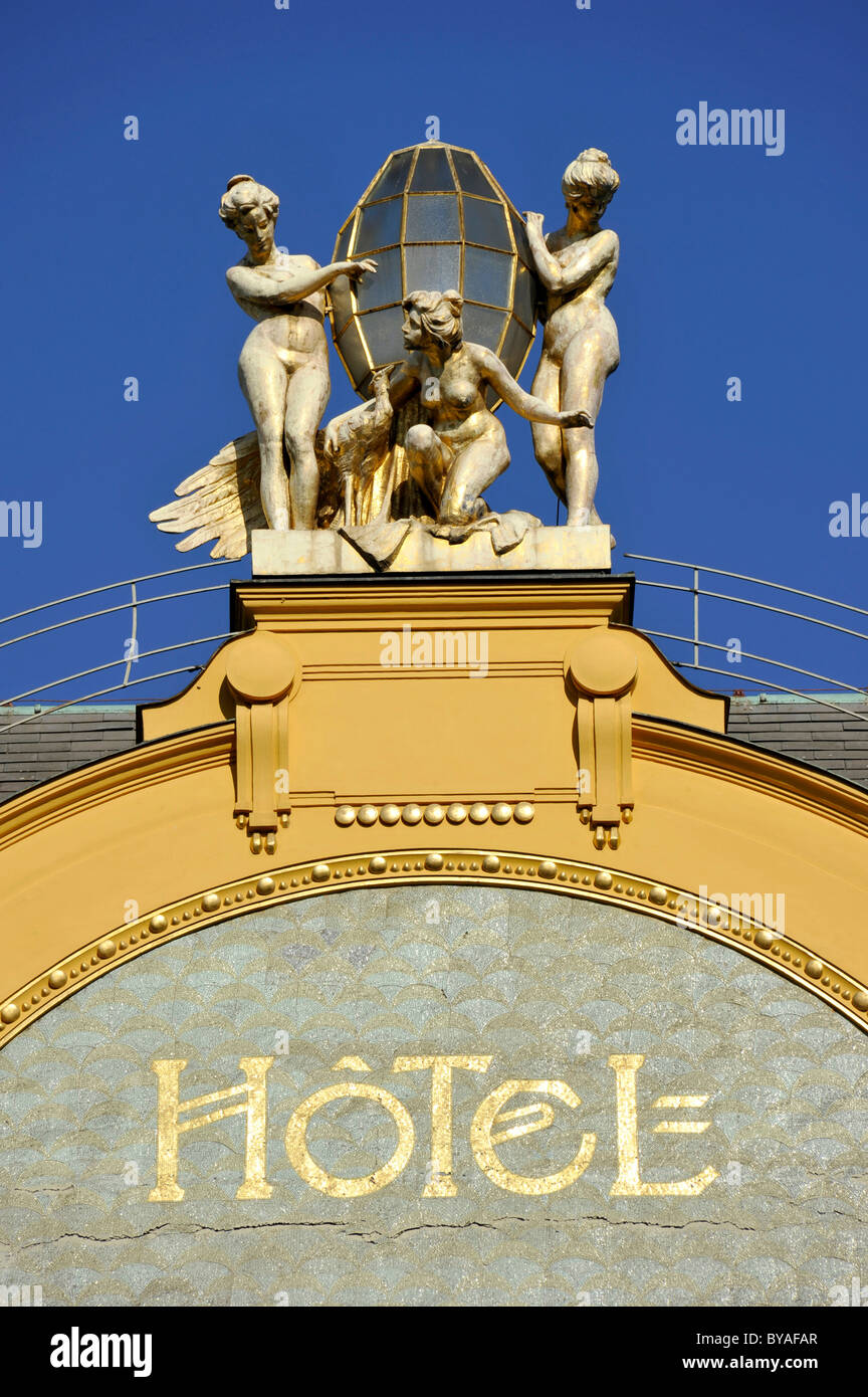 Statues de l'Art Nouveau sur le pignon de la Grand Hotel Europa, Wenceslas Square, Prague, la Bohême, République Tchèque, Europe Banque D'Images