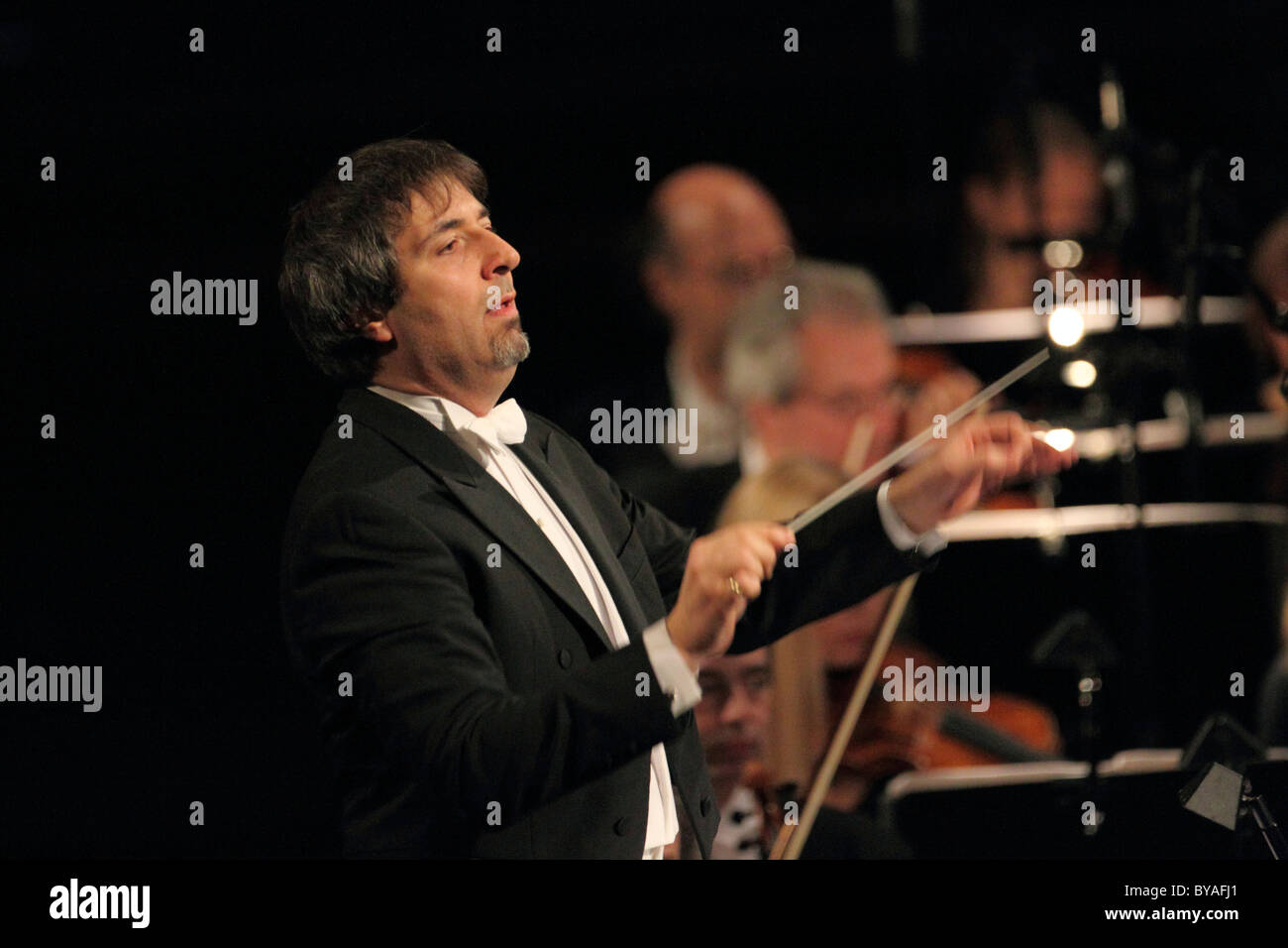 Daniel Raiskin, chef d'orchestre de Staatsorchester Rheinische Philharmonie, un orchestre philharmonique, Coblence Banque D'Images