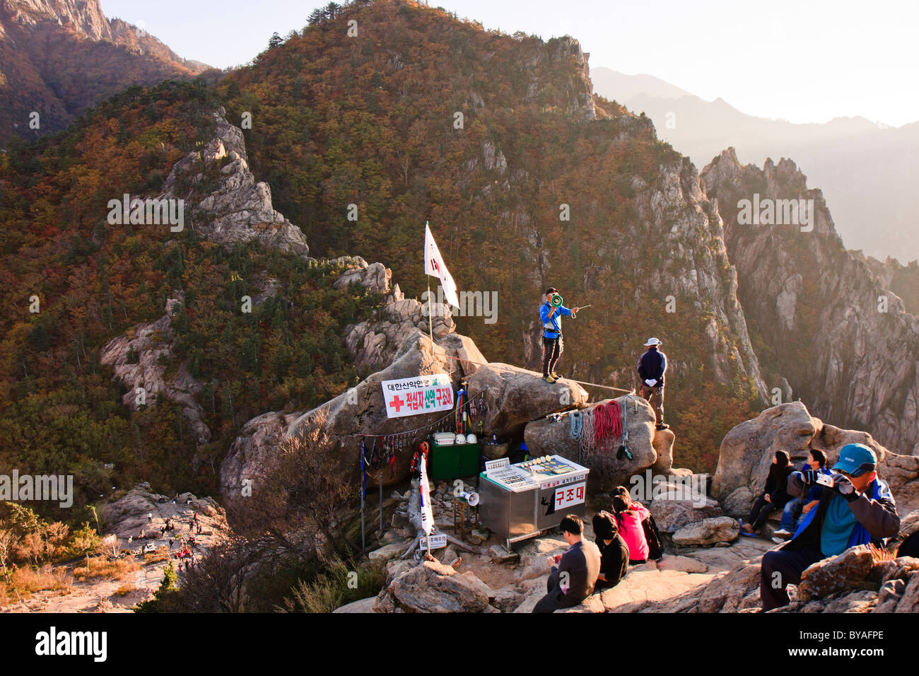 La vente sur un pic de montagne dans le Parc National de Seoraksan, Corée du Sud Banque D'Images