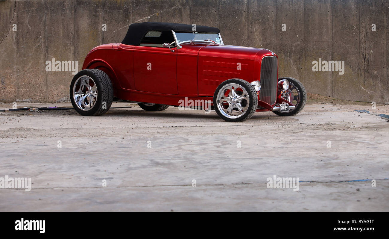 1932 Ford Roadster en rouge avec toit noir hot rod Banque D'Images