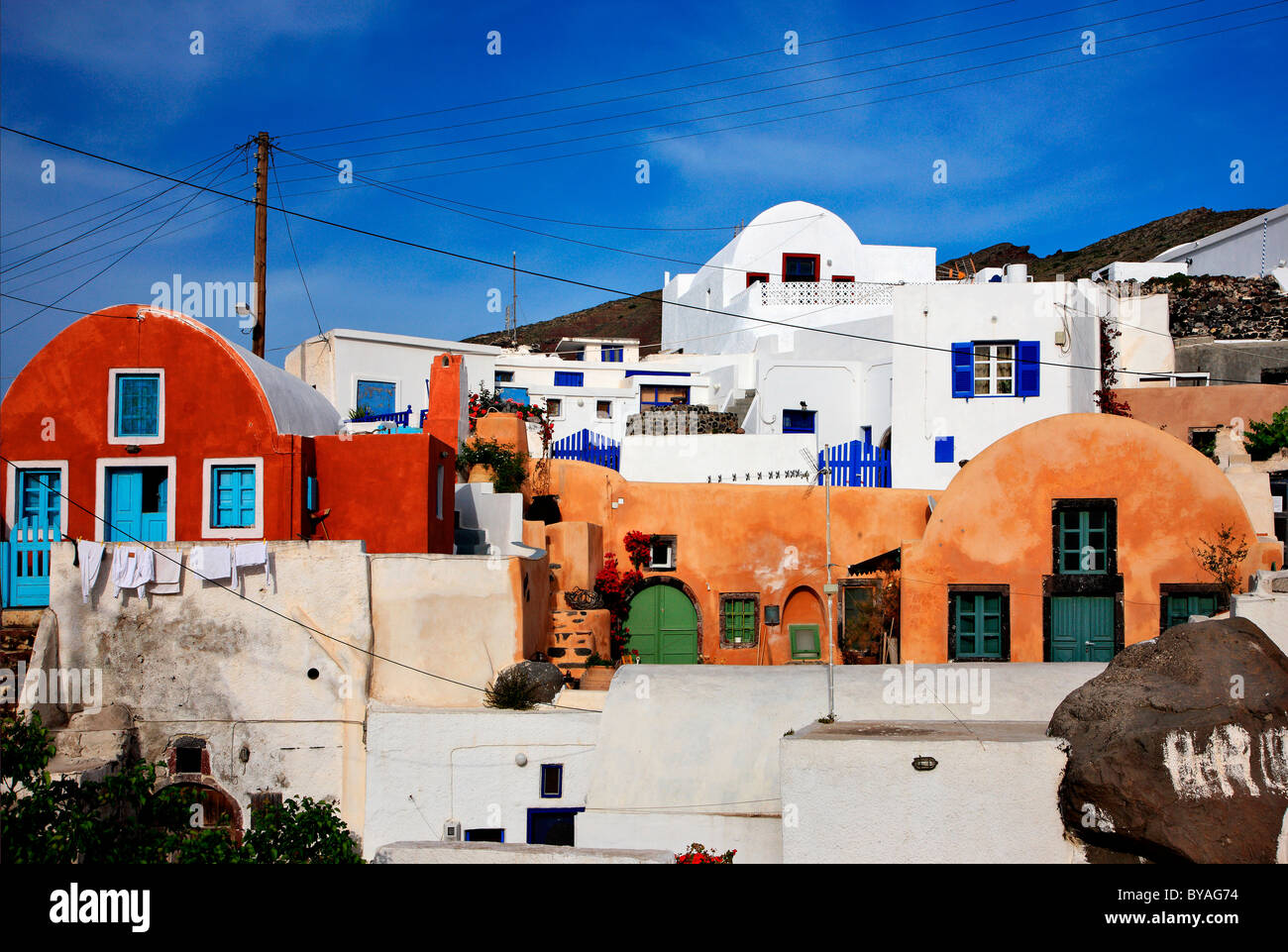 Santorin, maisons colorées de Foinikia village, un "secret caché" très proche de la beaucoup plus célèbre et 'flashy' village de Oia Banque D'Images