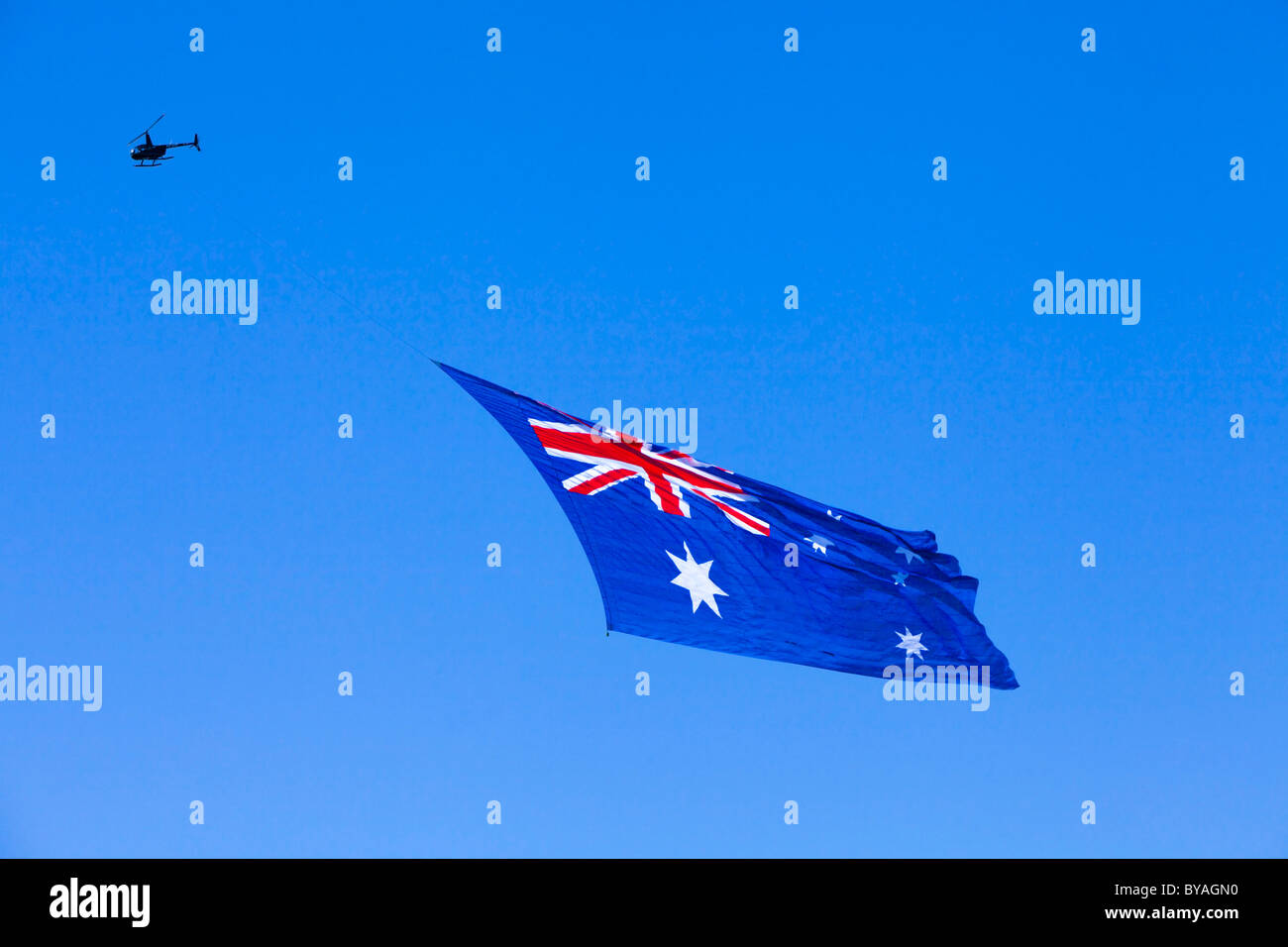 Drapeau australien géant tiré par un hélicoptère. Jour de l'Australie, Perth, 2011 Banque D'Images