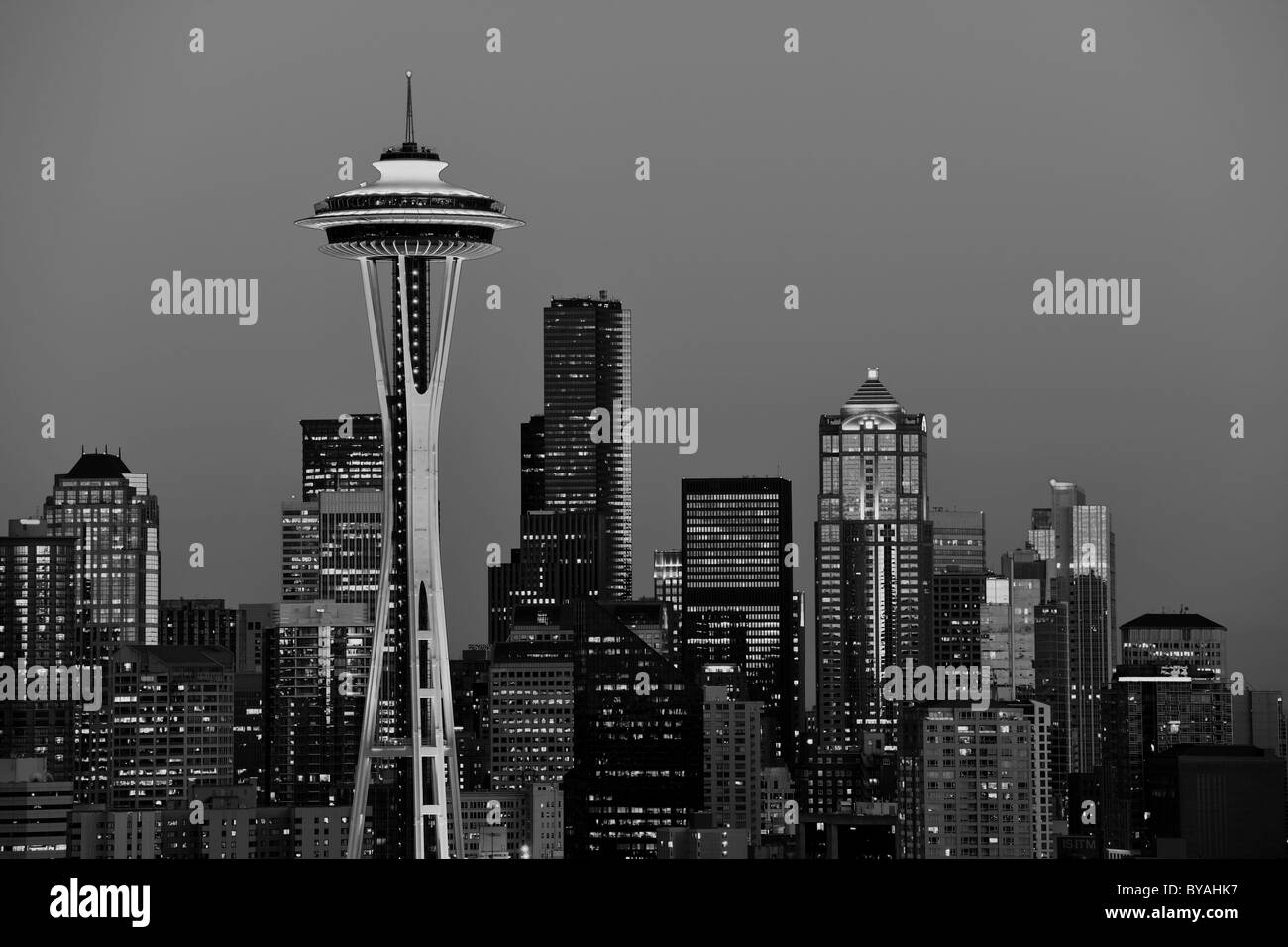 Noir et blanc, photo de nuit, paysage, Financial District avec Space Needle, le Centre de la Colombie-Britannique, anciennement Bank of America Tower Banque D'Images