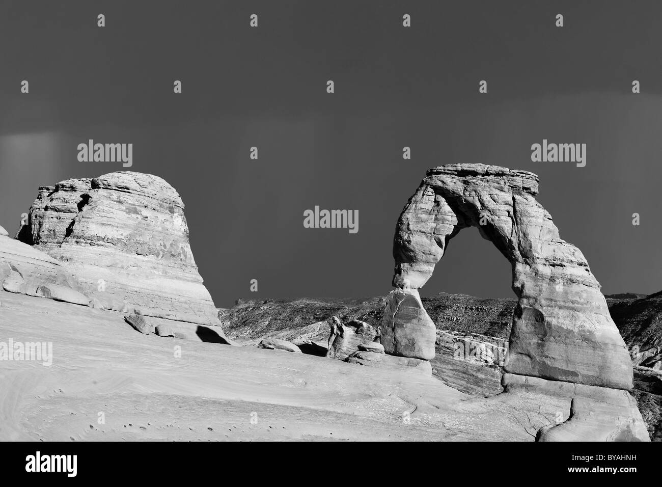 Noir et blanc, Delicate Arch Rock arch, orage, Arches National Park, Moab, Utah, au sud-ouest, United States of America Banque D'Images