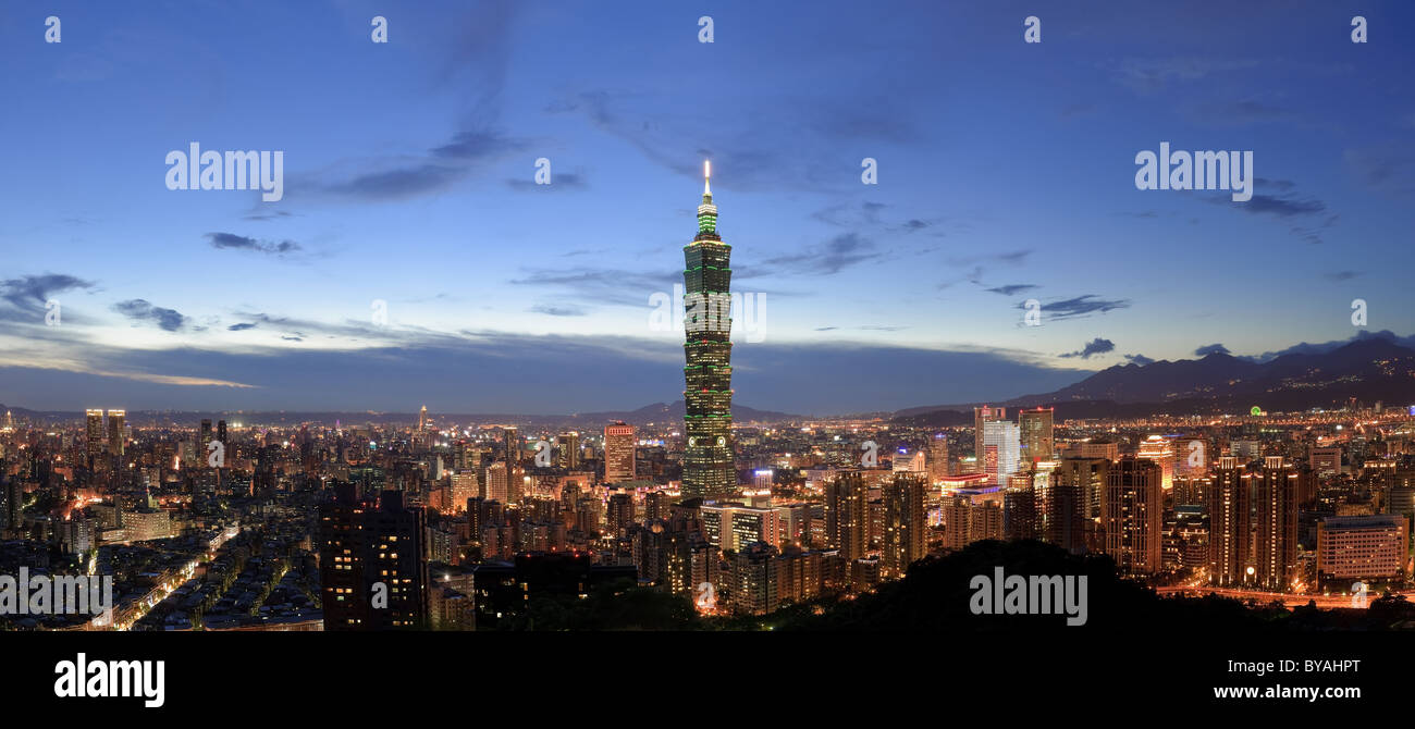 Vue panoramique sur les toits de la ville dans la nuit avec le célèbre gratte-ciel et bâtiments 101 à Taipei, Taïwan. Banque D'Images