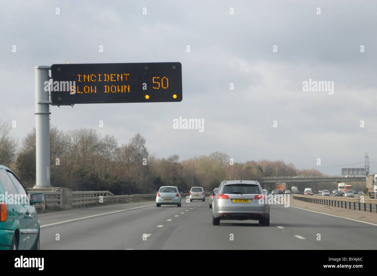 L'information de la matrice signe de route sur l'autoroute M27 dans le Hampshire Banque D'Images