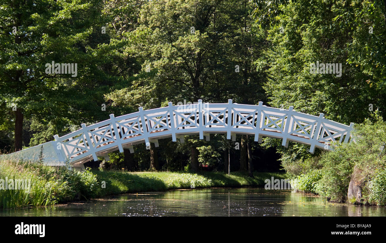 Pont de bois dans le parc, Woerlitzer Woerlitz, Saxe-Anhalt, Allemagne, Europe Banque D'Images