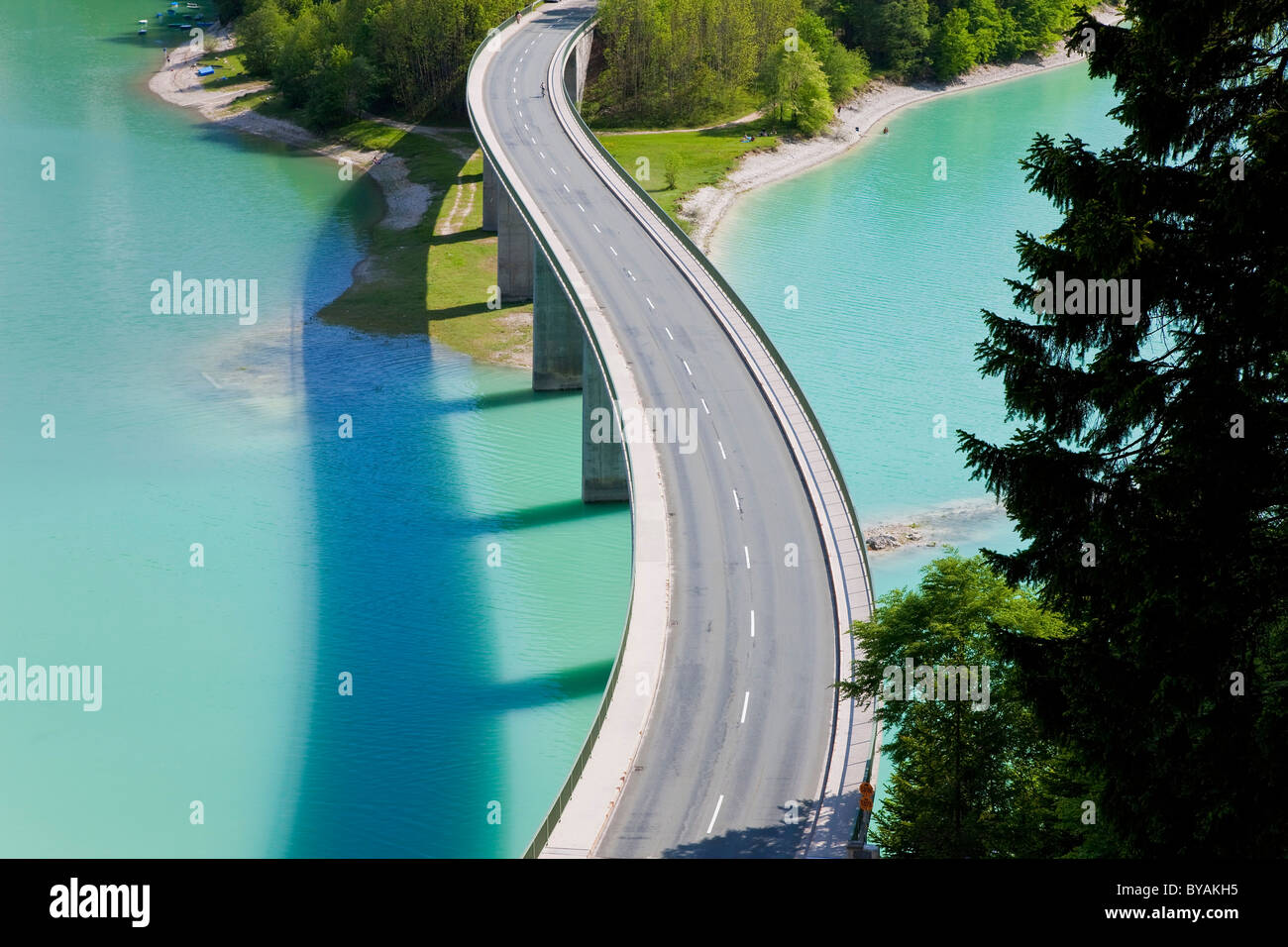 Lac de Sylvenstein et pont Alpes bavaroises Allemagne Bavière Banque D'Images