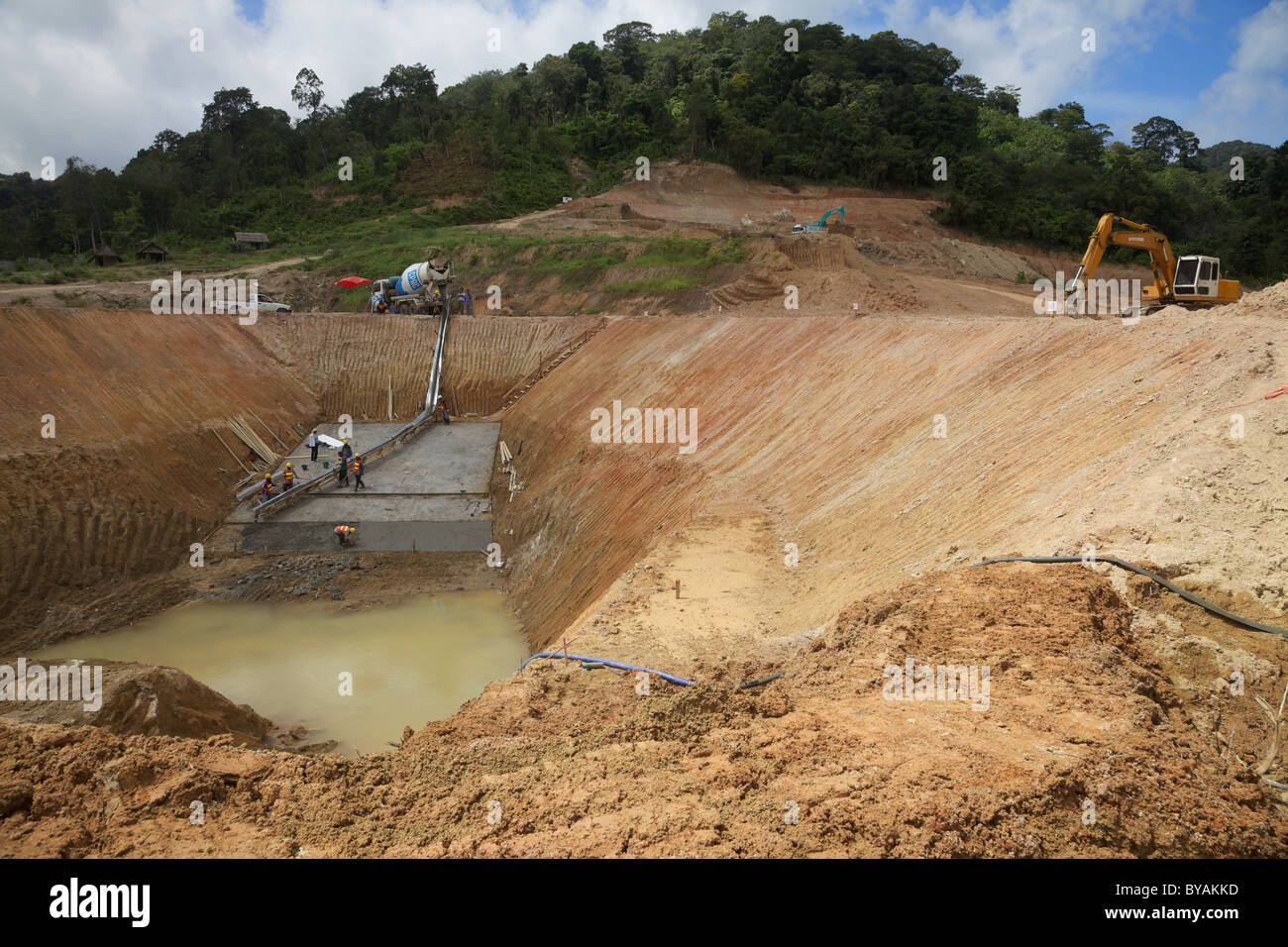 La coulée du béton pour un système de stockage de l'eau dans la région de Phuket Thaïlande Banque D'Images