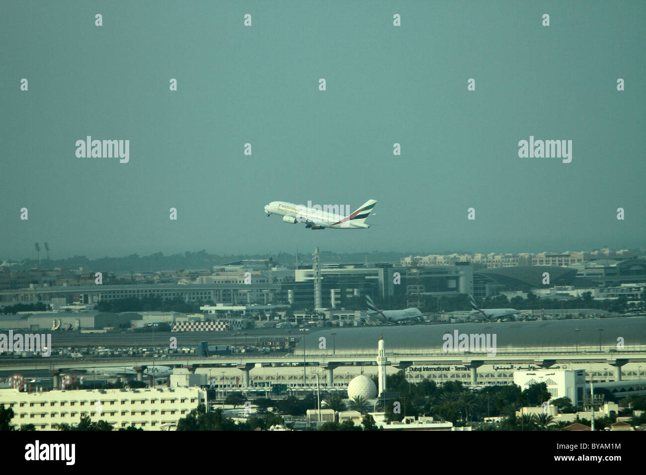 Un avion décolle de Dubaï de neuf International Airport Terminal Banque D'Images