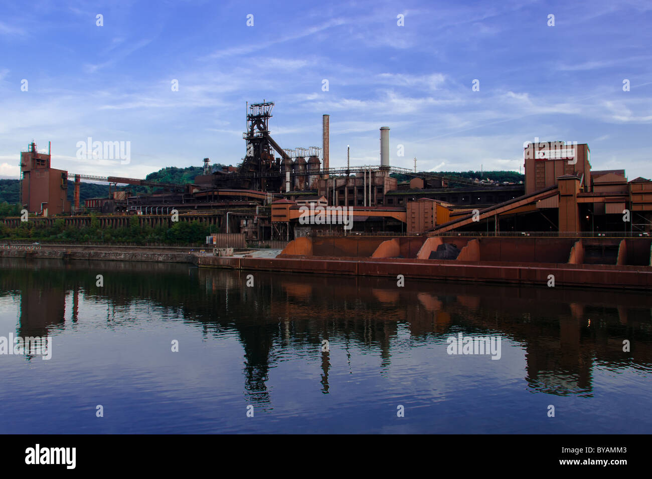 Arcelor-Mital steel industry sur la Meuse à Ougrée. Banque D'Images